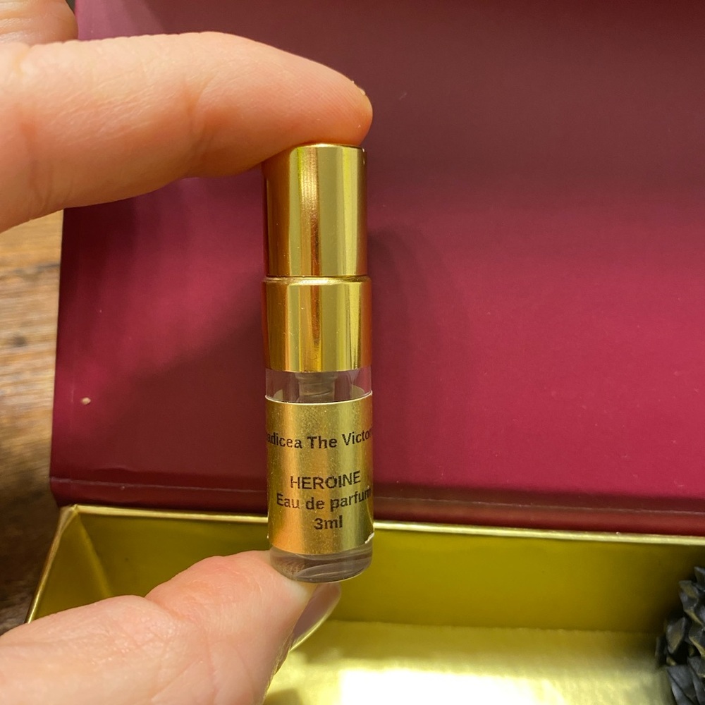 Luxury Perfume Set - Picture 6 of 6